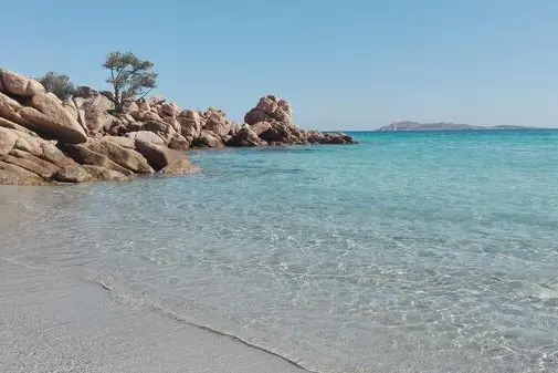 Il mare cristallino della Costa Smeralda (foto Ansa)