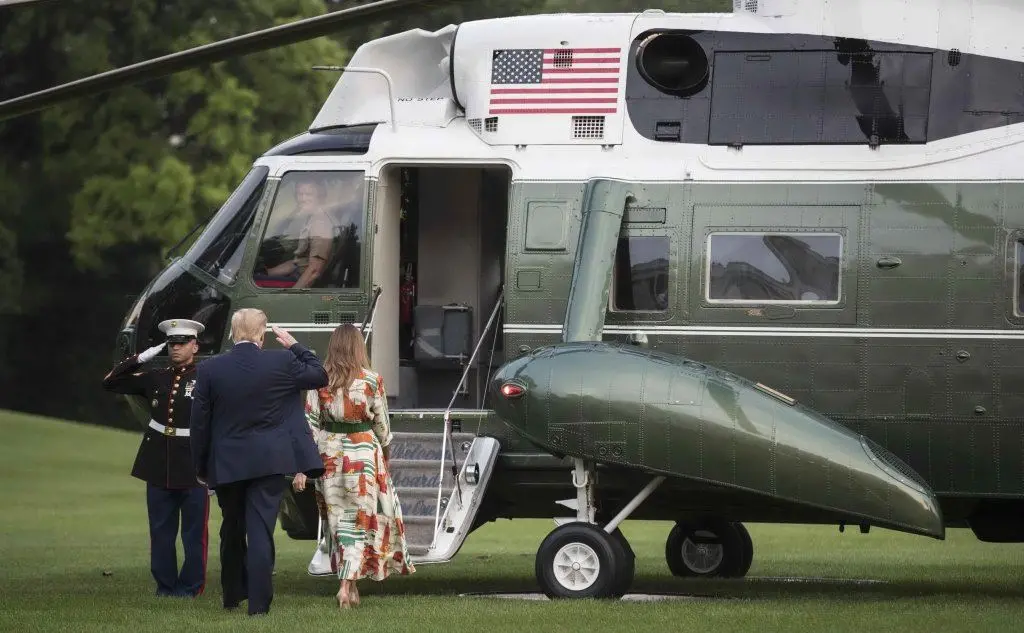 Donald Trump e la moglie in partenza (Ansa)