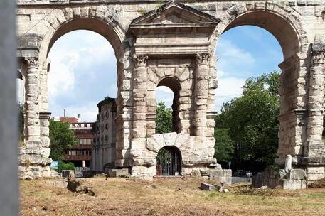 A Roma cede una parte dell'arco di Porta Maggiore