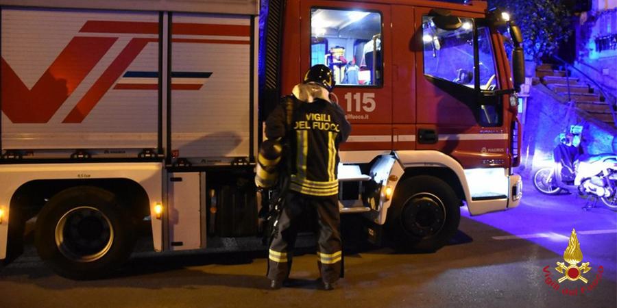 Quartu, a fuoco un'auto: le fiamme spente dai vigili del fuoco