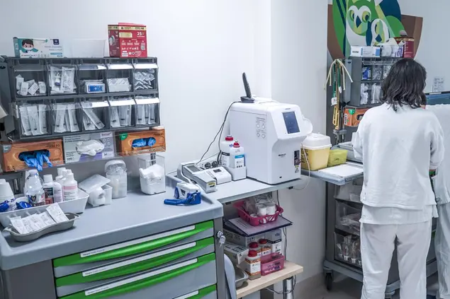 Un'infermiera al lavoro su un'apparecchiatura medica in un ospedale (foto Ansa)