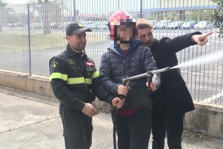 Uno dei ragazzi ospiti dei vigili del fuoco