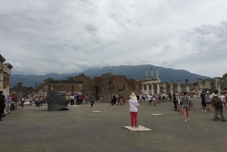 Turisti a Pompei (foto L'Unione Sarda)