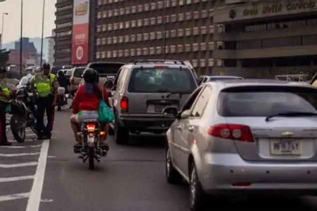 Una strada di Caracas (Ansa)