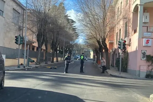 Il semaforo abbattuto dal vento (foto Ledda)