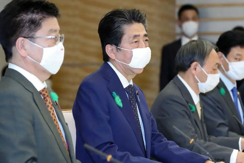 Il primo ministro Shinzo Abe (al centro) - Ansa