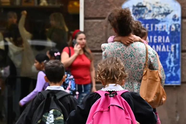 Sostegno, una mamma con i figli in una foto simbolo