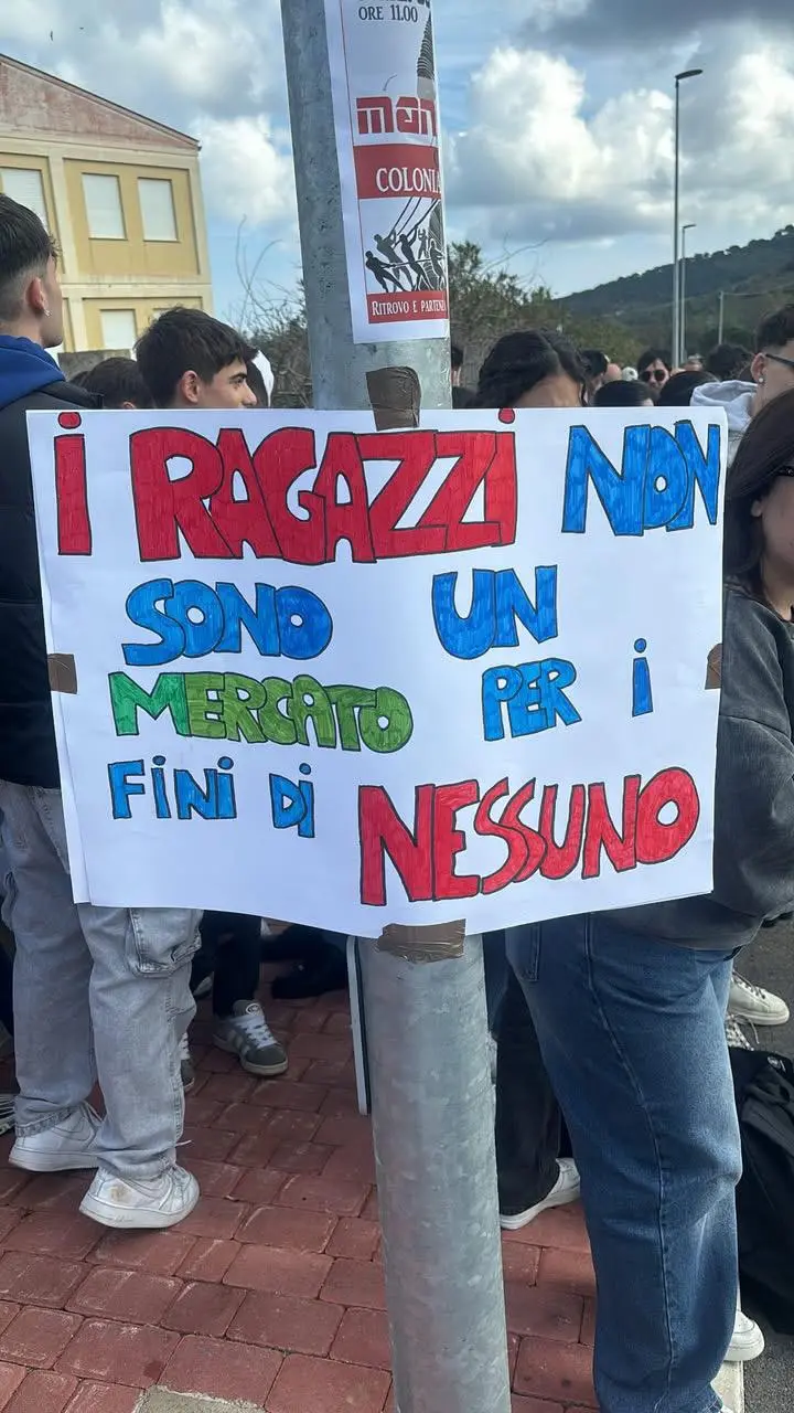 Uno dei cartelli contro la speculazione energetica da parte degli studenti (foto Onano)