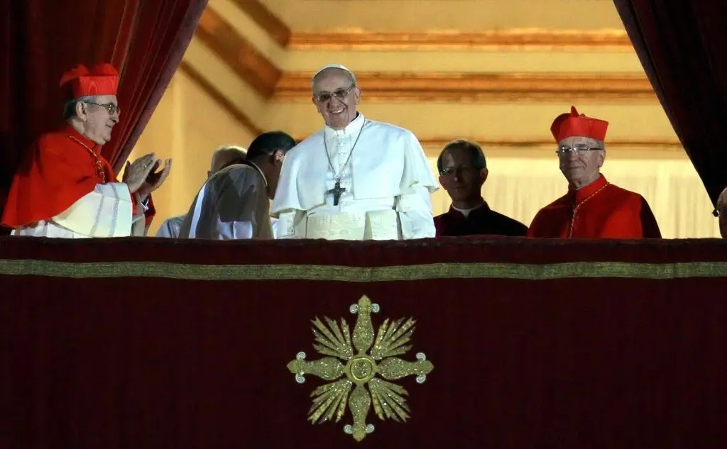 Si affaccia al balcone dopo che il Conclave lo ha eletto Papa