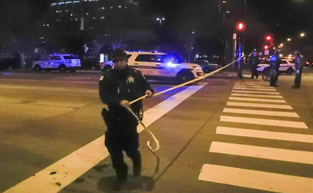 Gli agenti delimitano la zona (Ansa)