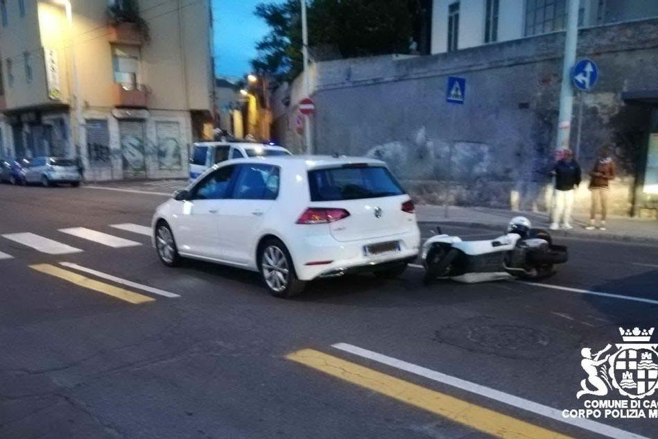 Scooter contro auto in via Bacaredda: 31enne in ospedale
