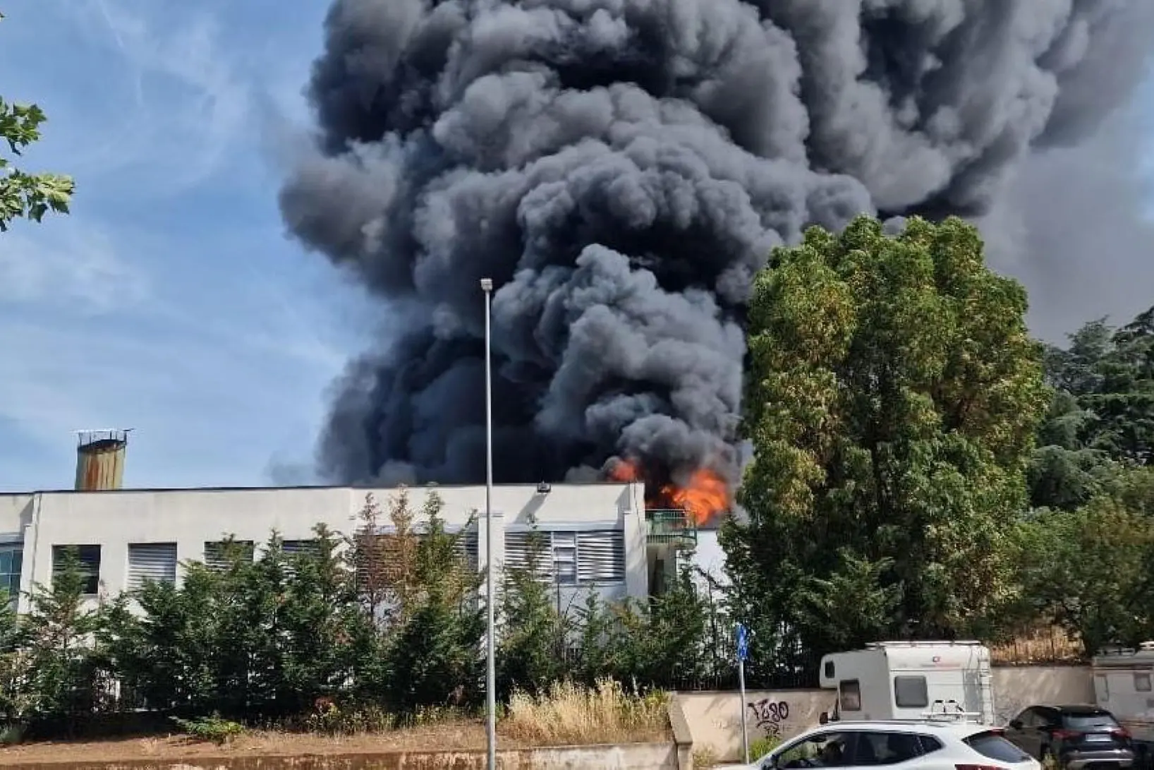 L'incendio divampato nella sede della facoltà di Agraria dell'Università della Tuscia a Viterbo, 4 giugno 2025. ANSA/MAX VISMARA