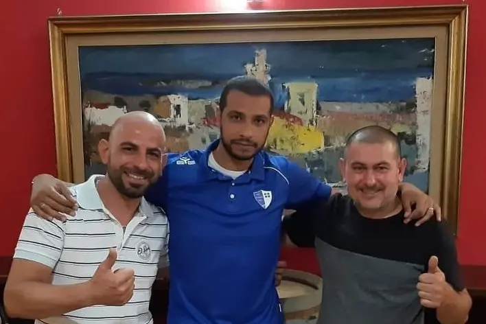 A centro Anouar El Kamch con la maglia del Ploaghe, alla sua destra il presidente  Pier Mario Tedde, alla sua sinistra il direttore sportivo Agostino Solinas (L'Unione Sarda - Tellini)