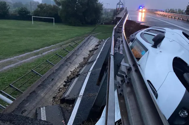Il cavalcavia a Novara (foto Ansa)