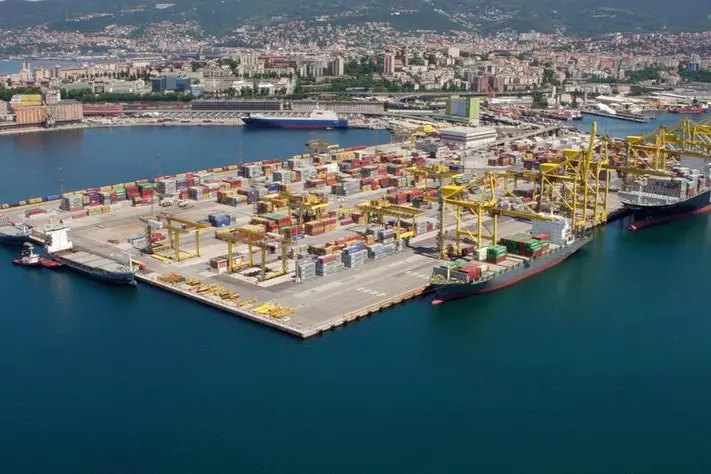 Un'immagine del porto di Trieste (Ansa)
