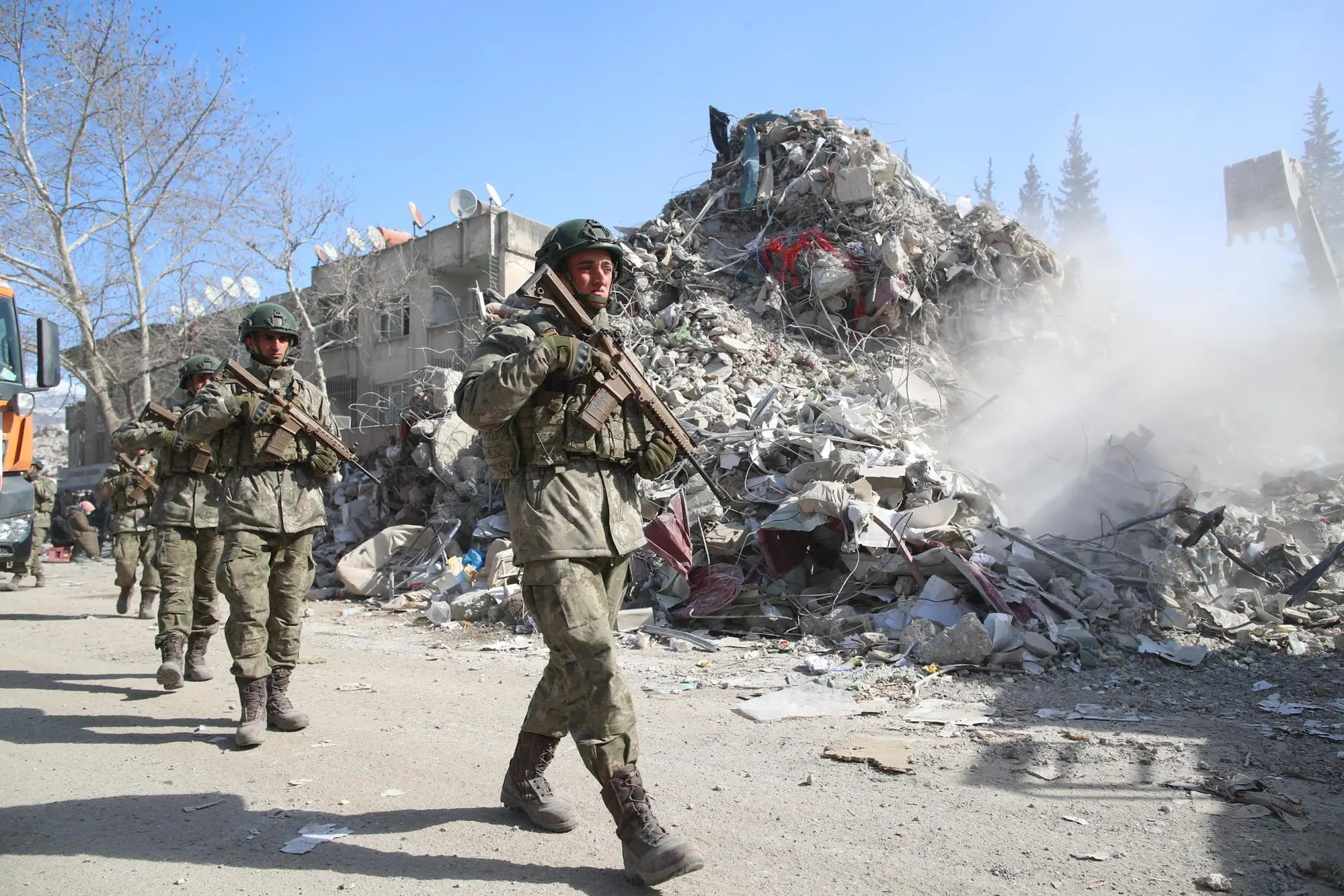 Soldati turchi tra le macerie degli edifici crollati (Ansa)
