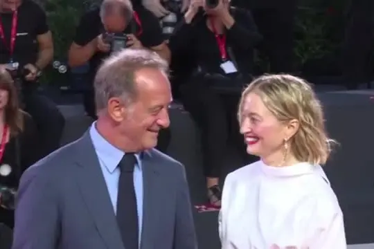 Venezia, Alba Rohrwacher sul red carpet con Vincent Lindon