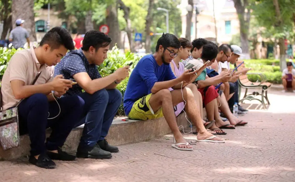 Dopo quasi mezzo secolo, il telefono portatile non è più solo un telefono (Le foto sono dell'Ansa)