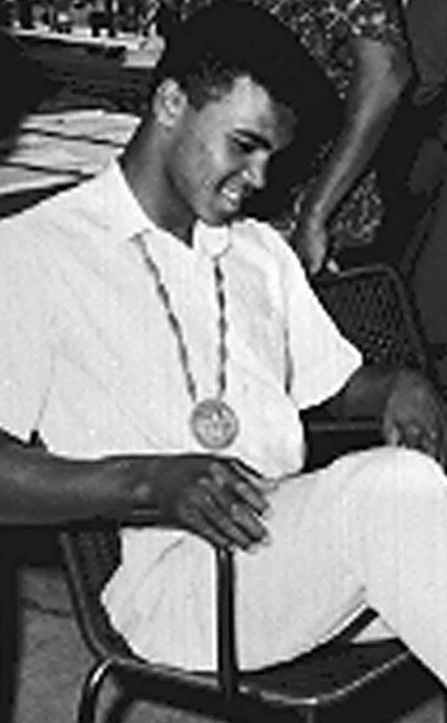 Cassius Clay (futuro Muhammad Ali) con la medaglia d'oro