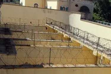 I cortili per le passeggiate all'interno del carcere di Buoncammino