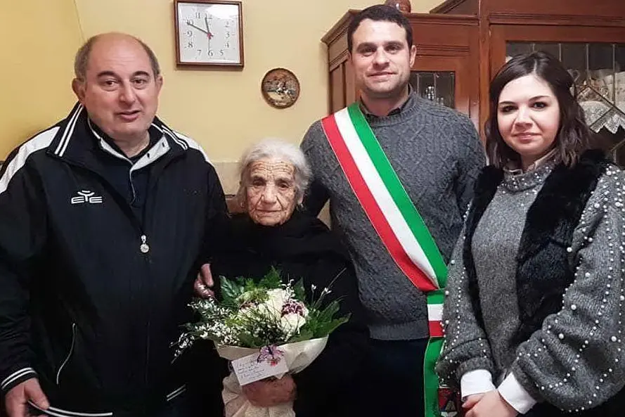 Don Pisano, zia Pierina, il sindaco Piras, l'assessore Pardu