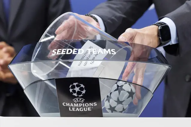 A Nyon il sorteggio degli ottavi di finale di Champions League (foto Ansa)