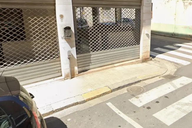 La serranda della pizzeria in via Cagliari