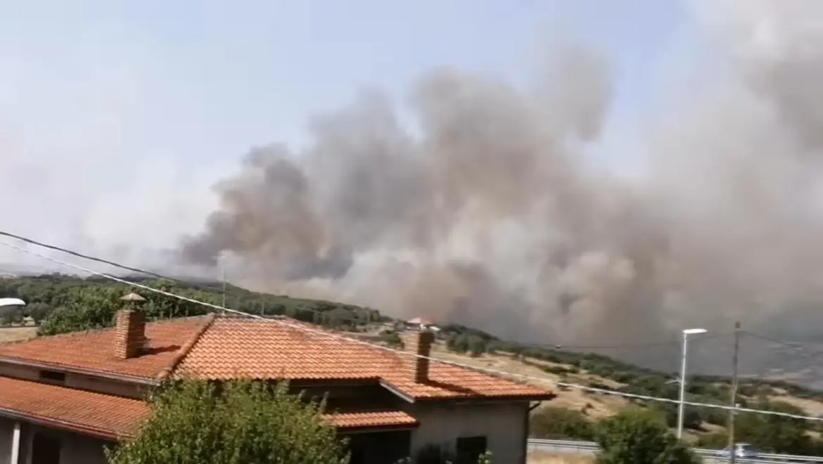 La colonna di fumo per l'incendio a Nurri