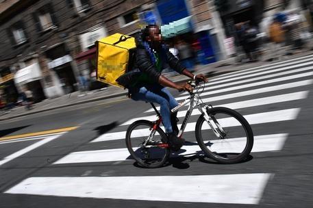Vita da rider, in bici tutto il giorno per 600 euro al mese