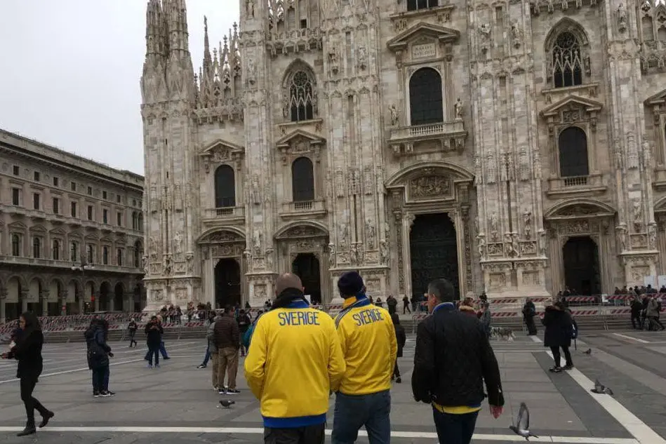 Milano, l'attesa dei tifosi svedesi prima del big match con l'Italia