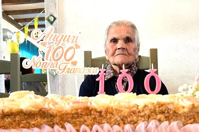 Nonna Cicita davanti alla torta (foto Murru)