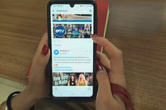 Onlyfans sullo smartphone (foto Ansa)