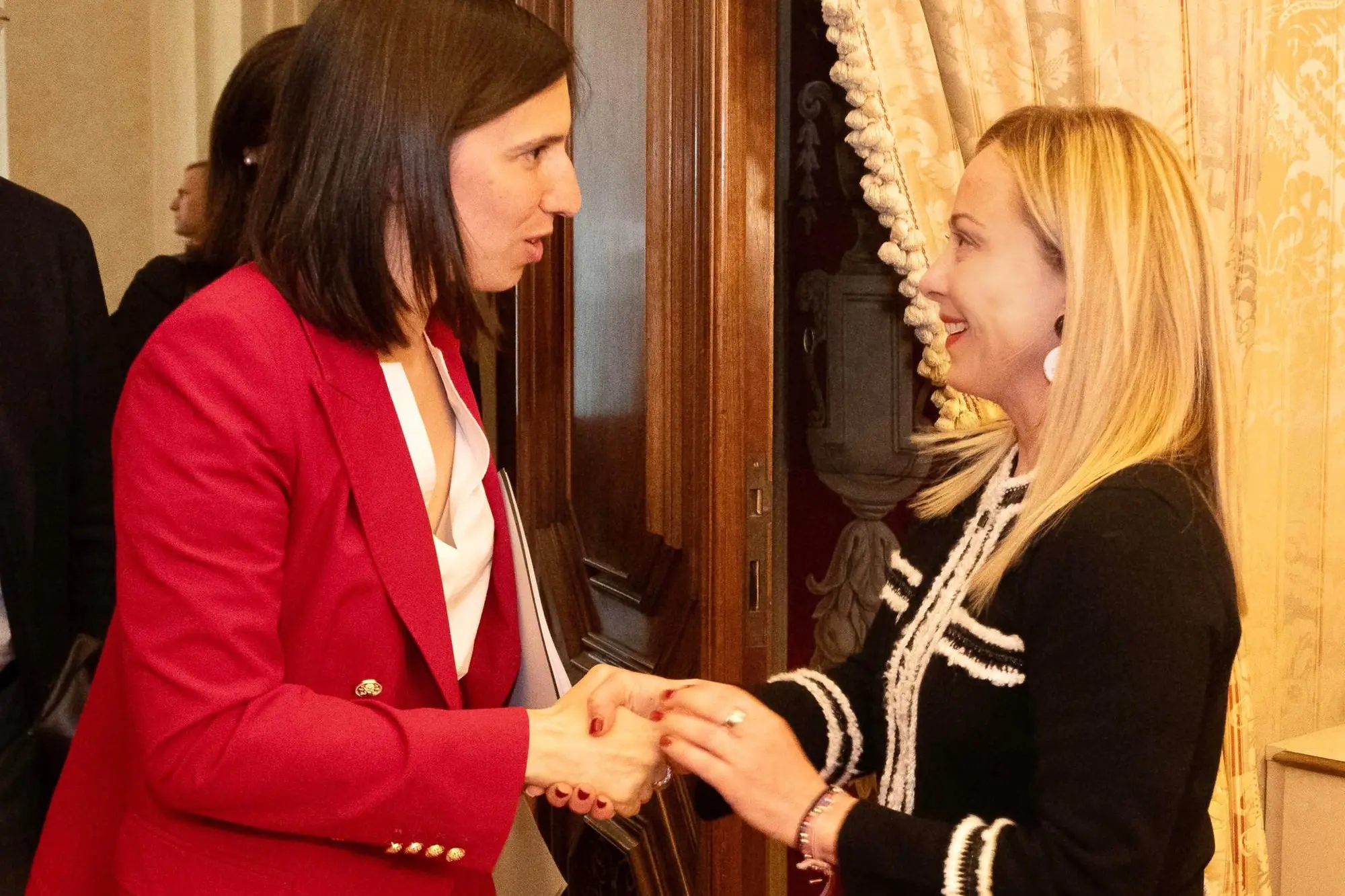 La presidente del Consiglio, Giorgia Meloni, con la segretaria del Pd, Elly Schlein (Ansa)