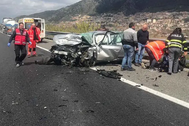 L'auto distrutta poco dopo l'impatto (foto Italiadue.it)