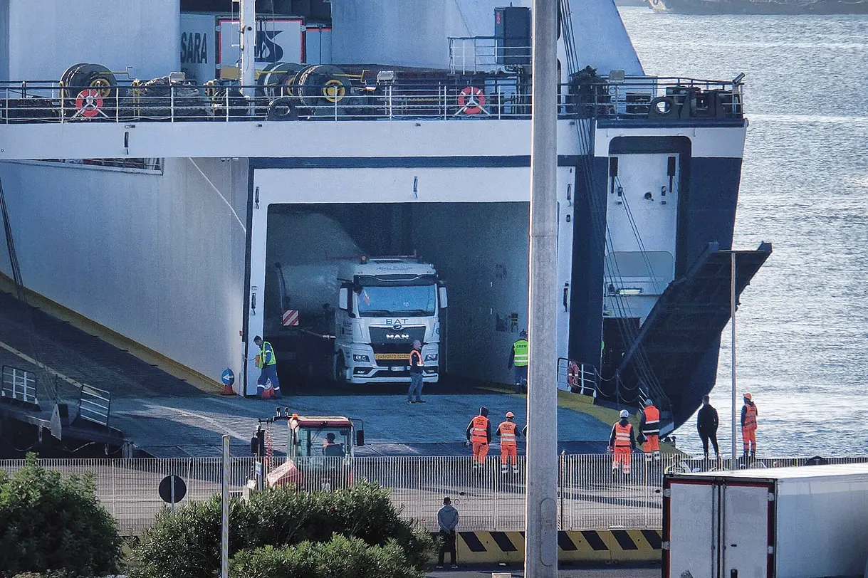 Un camion all'imbarco