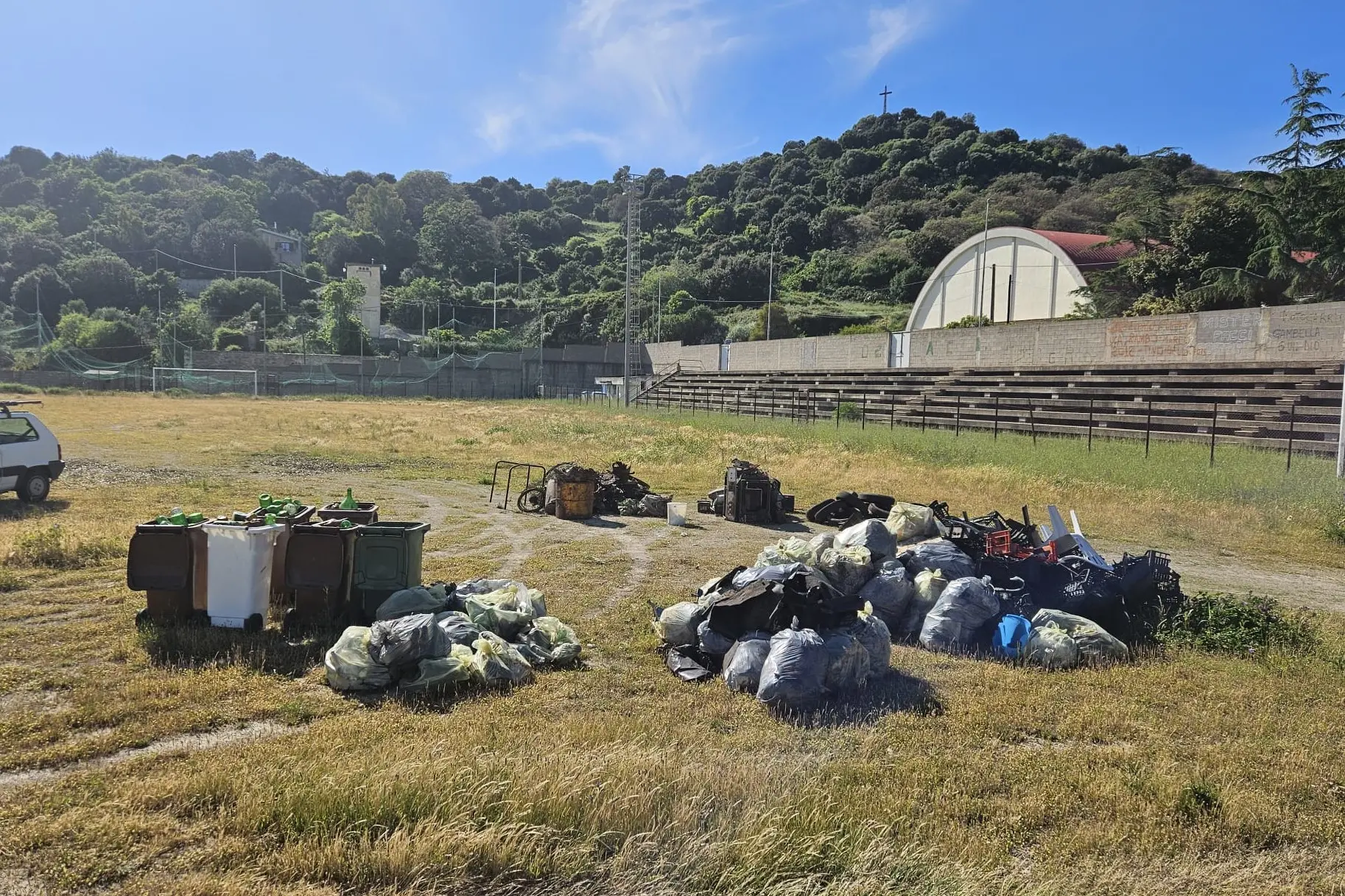 Immagine dei rifiuti raccolti nel corso della "Giornata Ecologica" (foto concessa)