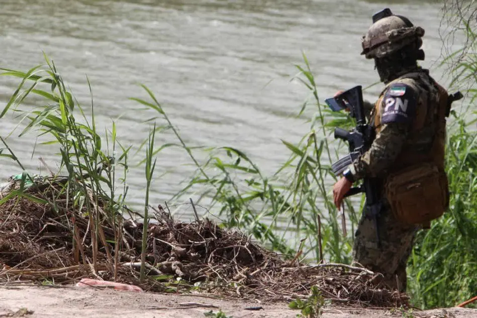 Un soldato messicano lungo le sponde del Rio Grande (Ansa)