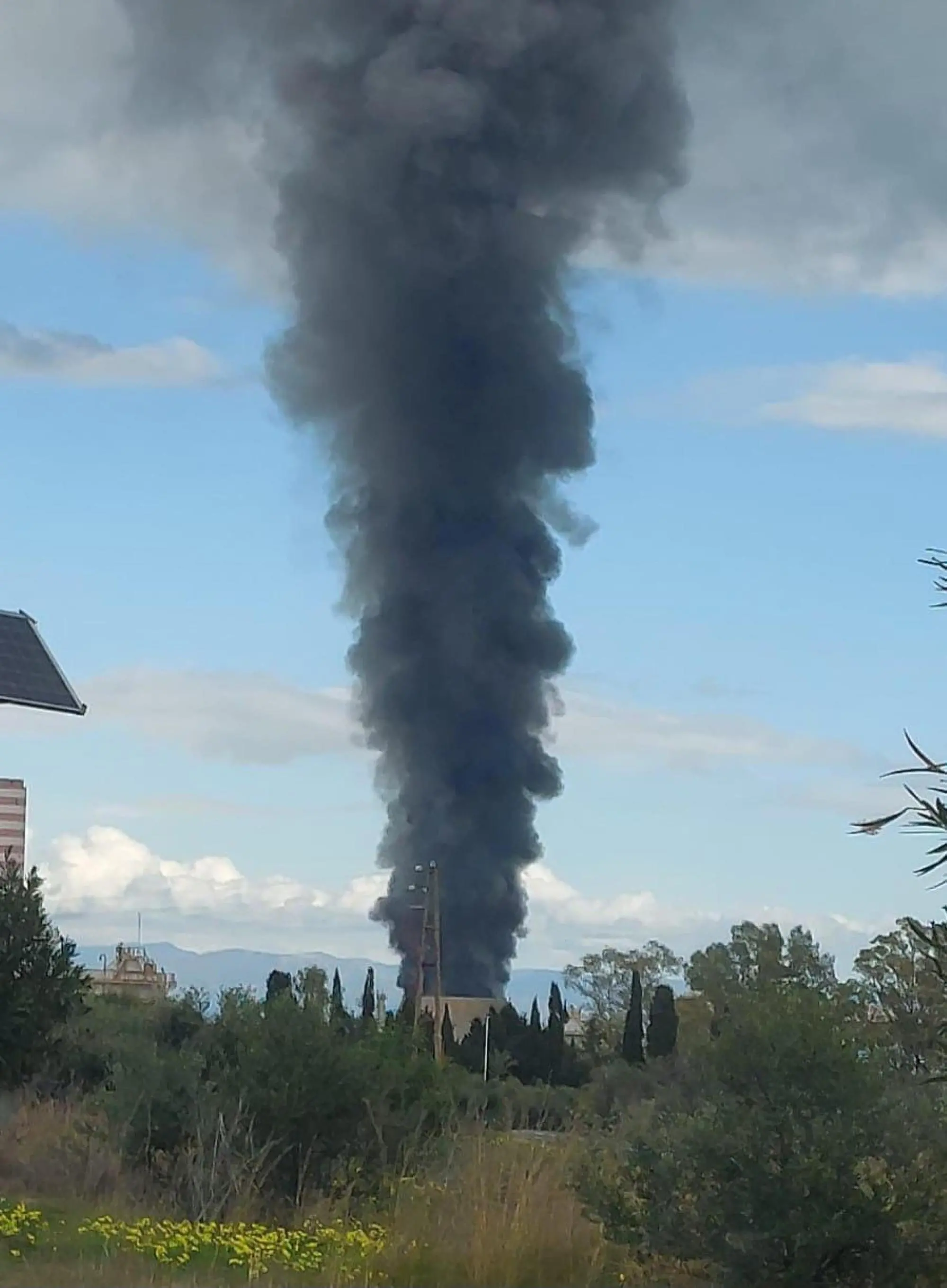 La colonna di fumo causata dall'incendio all'impianto di raffreddamento alla Saras
