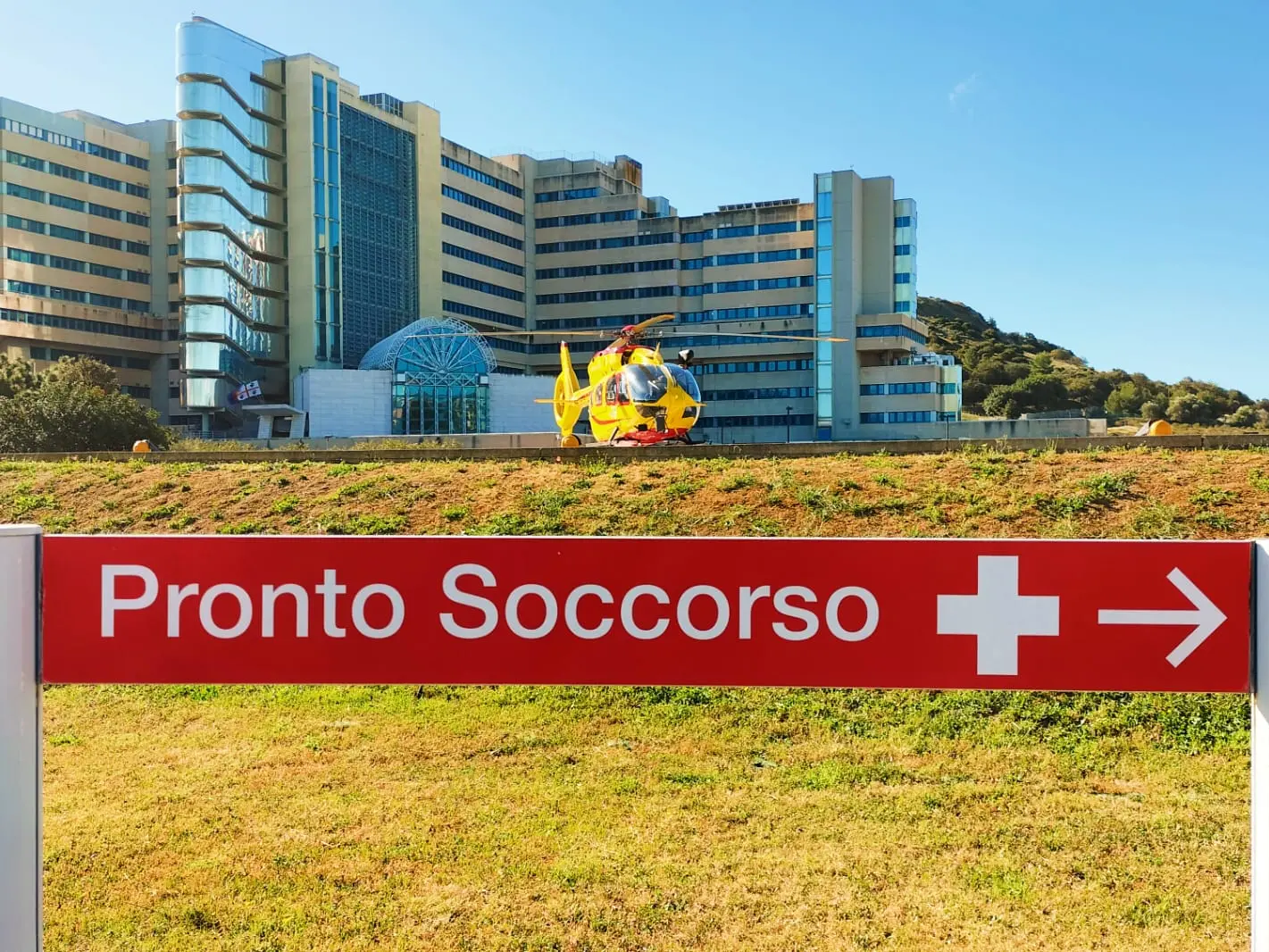 Elisoccorso davanti al Pronto soccorso del Brotzu (archivio L'Unione Sarda)