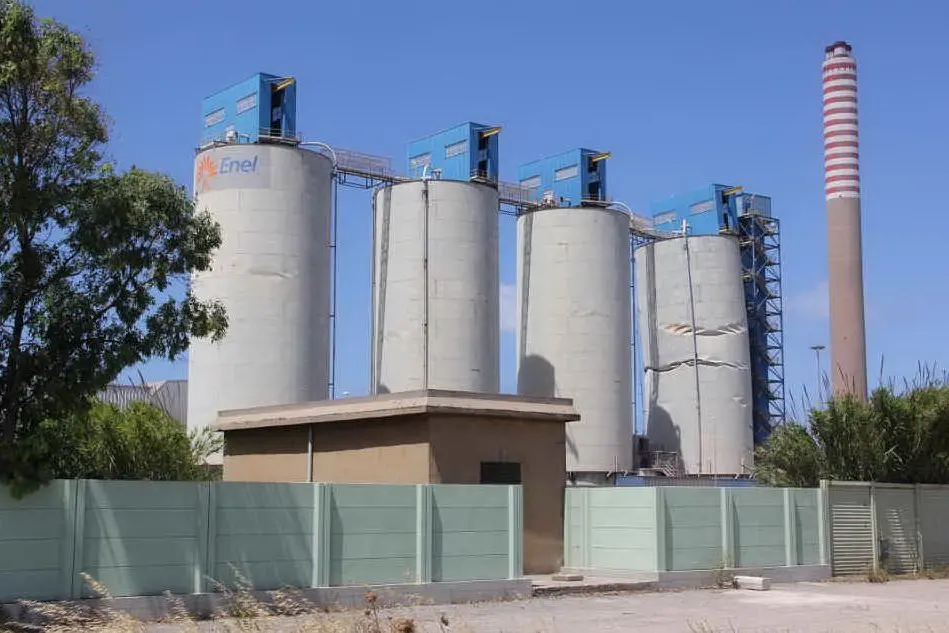 I silos della centrale Enel