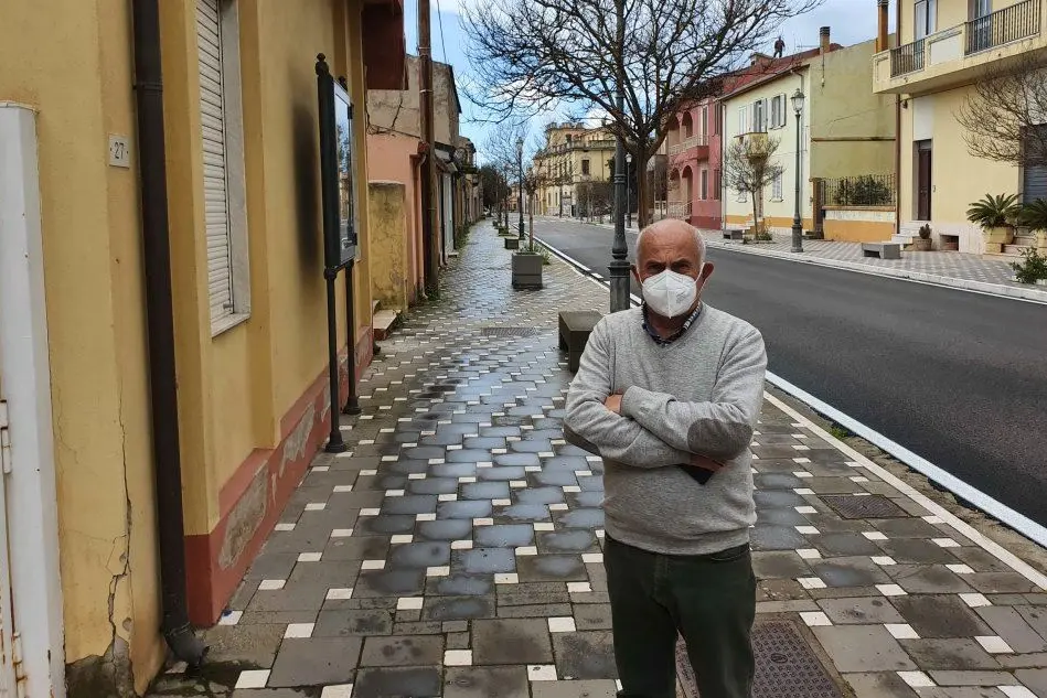 Il sindaco di Sindia, Luigi Daga, in una via deserta (foto Oggianu)