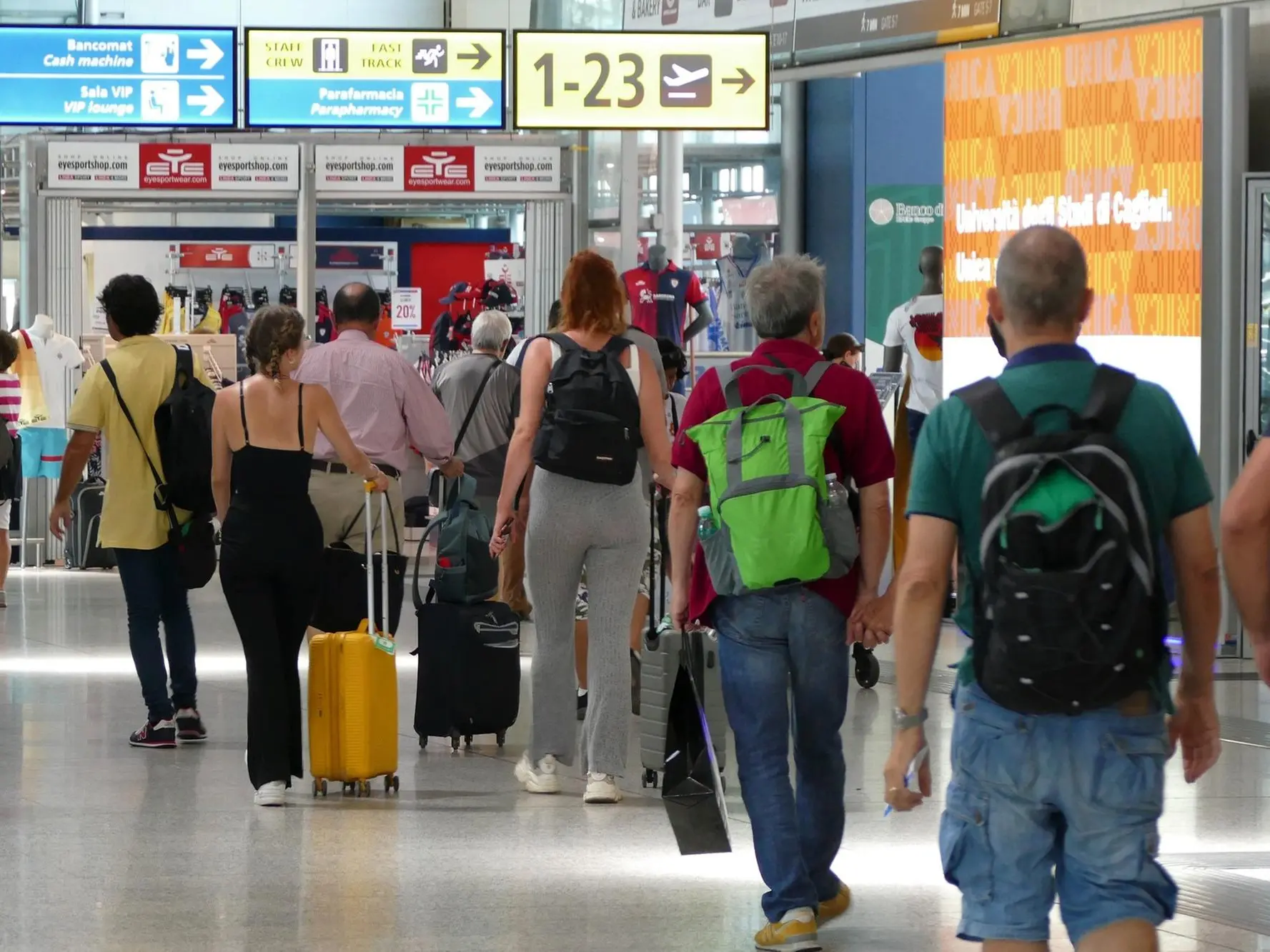 Turisti in transito nell’aeroporto Cagliari-Elmas