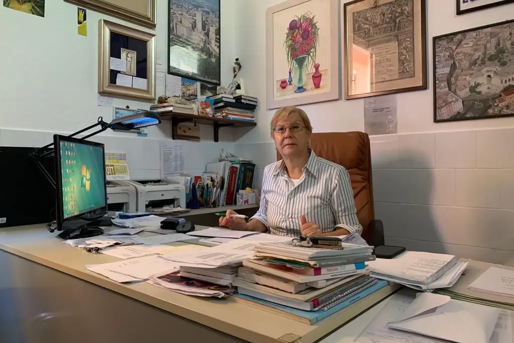 Pietrina Loche, 70 anni, nel suo ambulatorio pediatrico (Foto Fr. Melis)