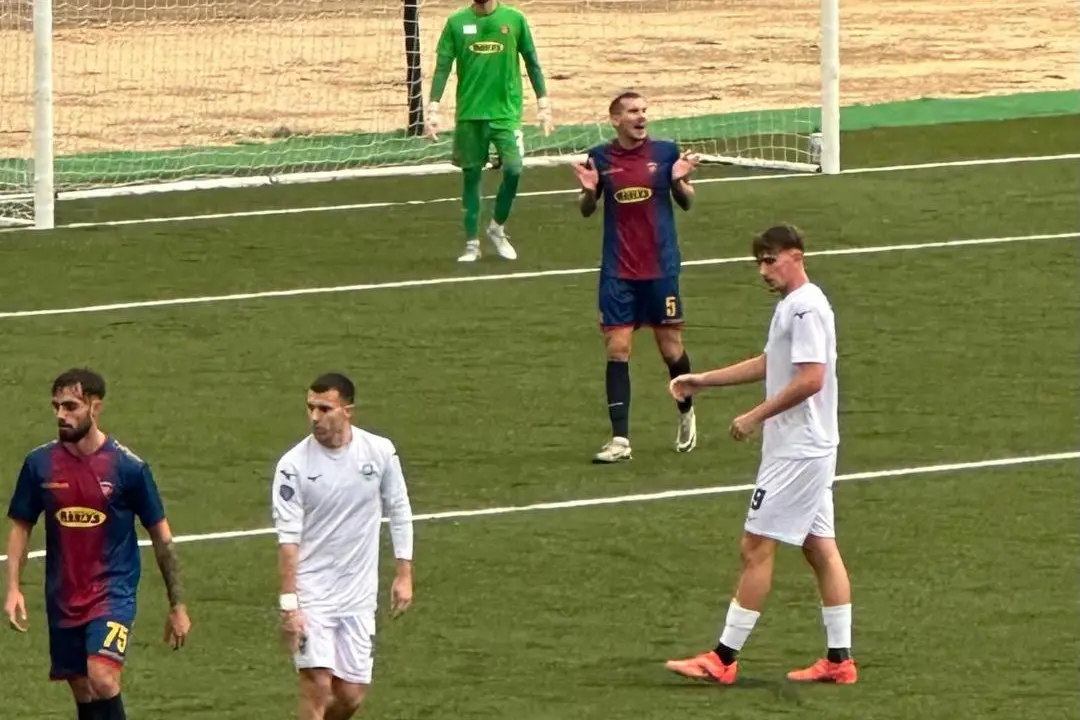 In primo piano De Grazia in Guidonia-Olbia dell'anno scorso (foto Ilenia Giagnoni)