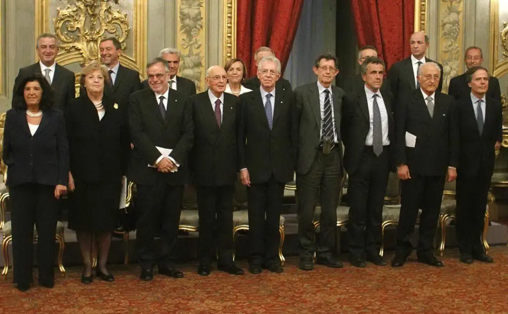 Tra Napolitano e Monti, nella foto di gruppo nel giorno del giuramento da ministro