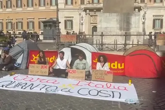 Le tende degli studenti davanti a Montecitorio contro il caro affitti