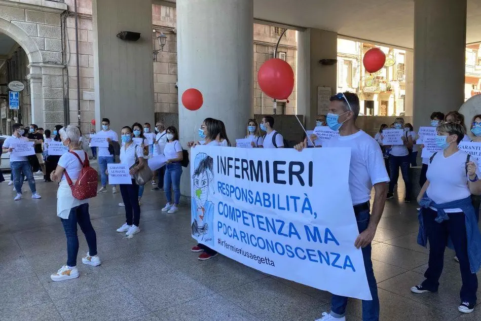 Il flashmob degli infermieri a Cagliari (foto Murgia)