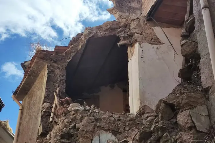 La casa crollata a Ozieri (foto concessa)