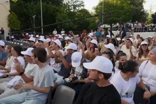 Assisi, migliaia di giovani accolgono Papa Leone XIV