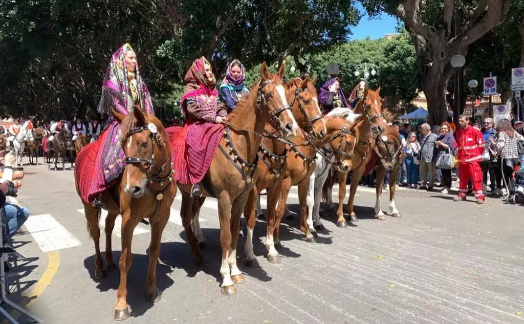 Donne di Settimo San Pietro a cavallo (foto L'Unione Sarda - Pintore)